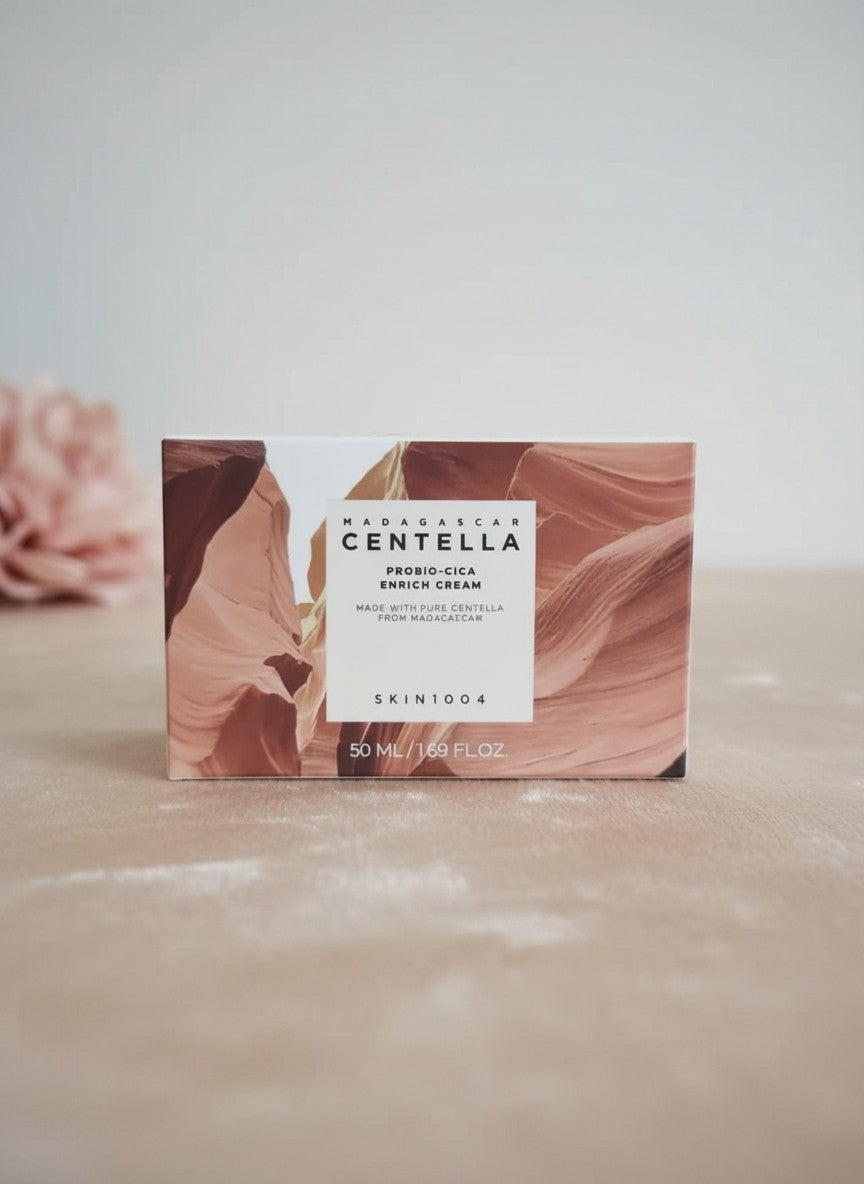 Caja de K-Chic Skin Especialidad Probio-Cica Enrich Cream con diseño de cañón, crema calmante de 50ml.