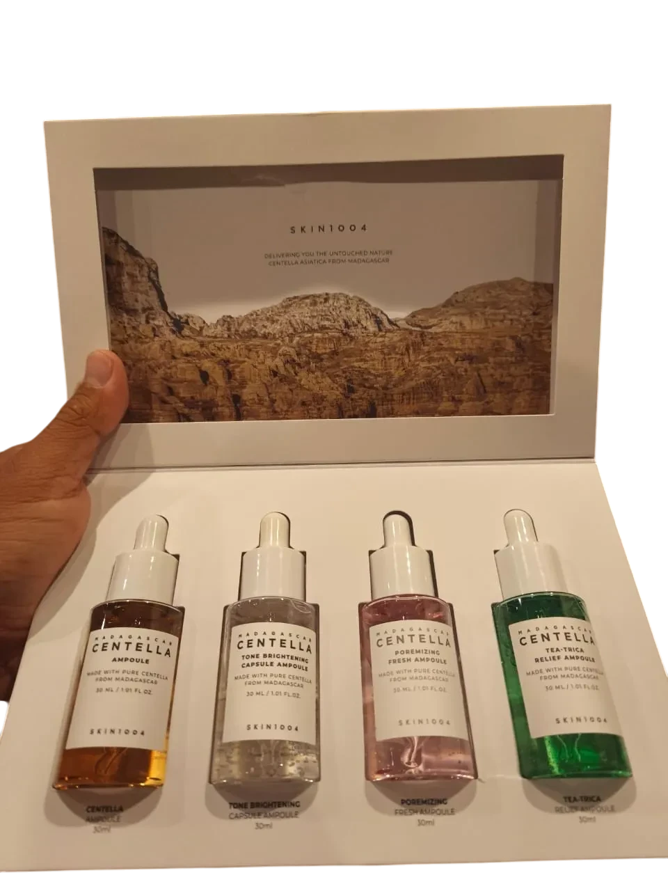 Kit de 4 ampollas faciales SKIN1004 Madagascar Centella de K-Chic Skin Especialidad en caja con diseño de paisaje