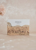 Kit de viaje K-Chic Skin Especialidad con productos de centella asiática SKIN1004 en caja decorada con paisaje