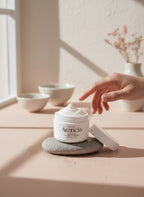 Limpiador facial Arencia Fresh Green Rice Mochi en tarro blanco con textura cremosa sobre piedra, K-Chic Skin Especialidad