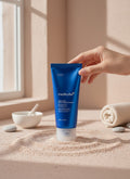 Mascarilla de barro Medicube Zero Pore en tubo azul sostenida por una mano, marca K-Chic Skin Especialidad.