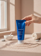Mascarilla de barro Medicube Zero Pore en tubo azul sostenida por una mano, marca K-Chic Skin Especialidad.
