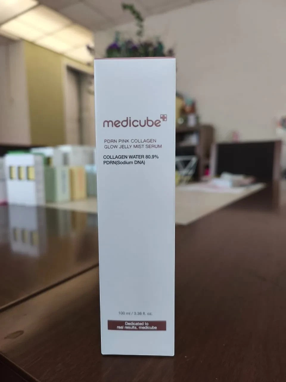 Caja del serum K-Chic Skin Especialidad MEDICUBE PDRN Pink Collagen Glow Jelly Mist de 100 ml sobre mesa