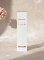 Caja de serum iluminador K-Chic Skin Especialidad Medicube con ácido kójico y cúrcuma en envase de 100 ml