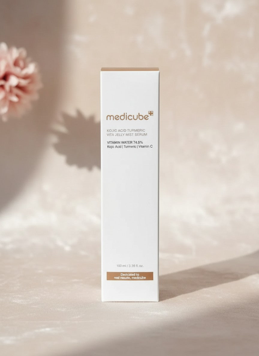 Caja de serum iluminador K-Chic Skin Especialidad Medicube con ácido kójico y cúrcuma en envase de 100 ml