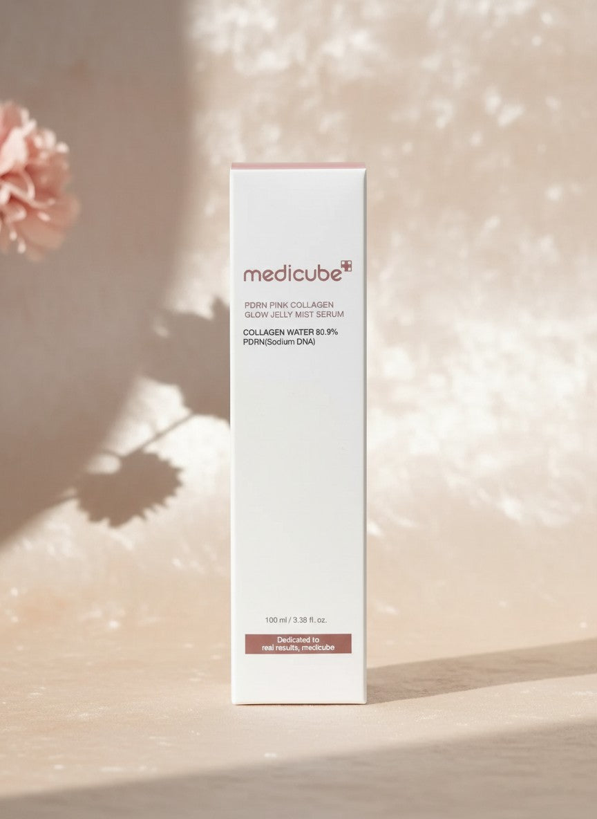 Caja del serum K-Chic Skin Especialidad Medicube PDRN Pink Collagen Glow Jelly Mist sobre fondo beige con flores