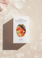 Caja de K-Chic Skin Especialidad Vitamin C Boosting Serum con extracto de espino amarillo sobre fondo aterciopelado.