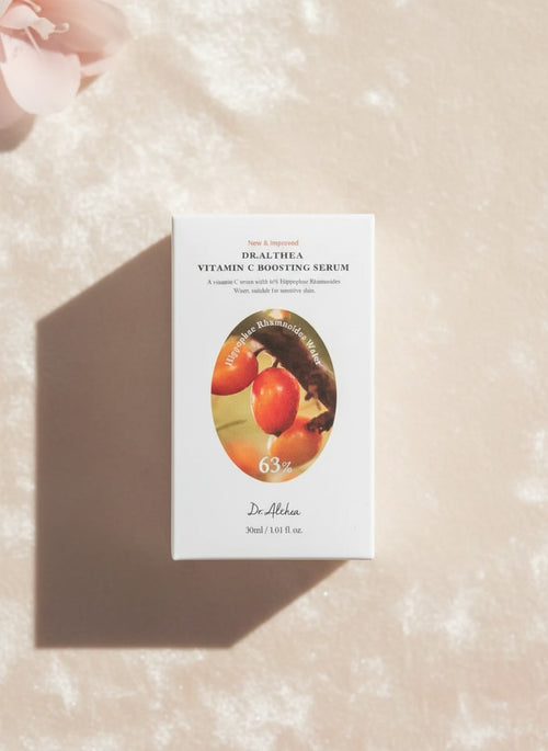 Caja de K-Chic Skin Especialidad Vitamin C Boosting Serum con extracto de espino amarillo sobre fondo aterciopelado.