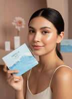 Mujer joven sosteniendo el set de viaje K-Chic Skin Especialidad Madagascar Centella Hyalu-Cica de 4 piezas en azul.