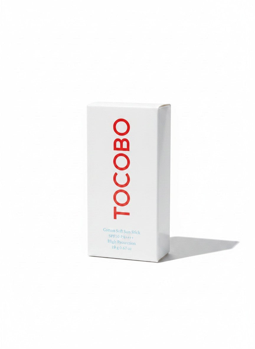 Caja blanca del protector solar en stick TOCOBO Cotton Soft de K-Chic Skin con letras rojas y acabado mate.